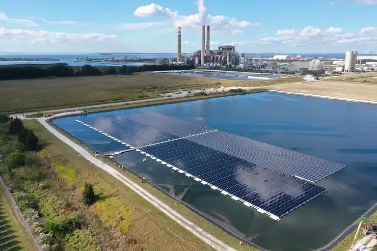 A large floating solar plant, showcasing the the economic impact floating solar farms have.