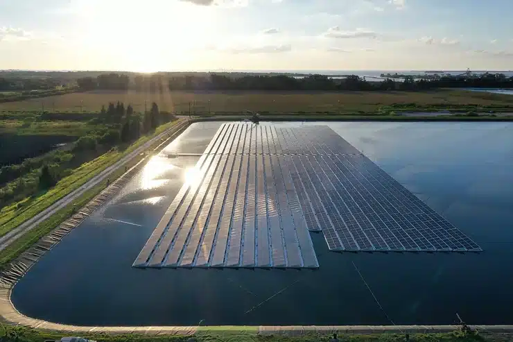 Floating solar panels over a large body of water.