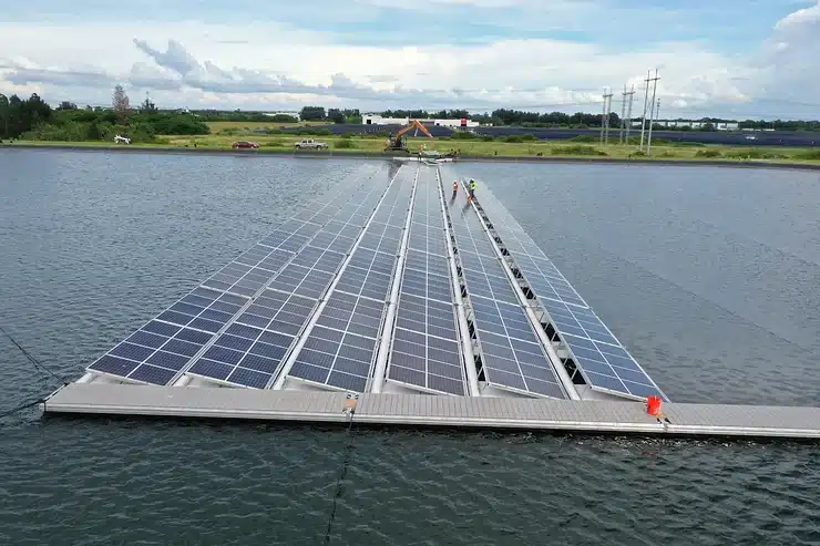 floating solar panels from accusolar on a lake during a nice day